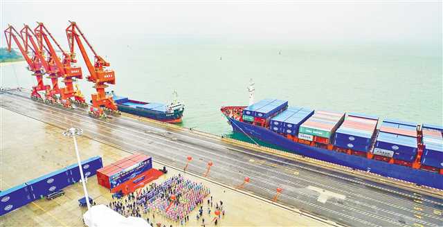 2018年12月29日，海南對(duì)接西部陸海新通道“海南—東盟（新加坡）”航線首航。（資料圖片） 海南日?qǐng)?bào)記者 陳元才 攝