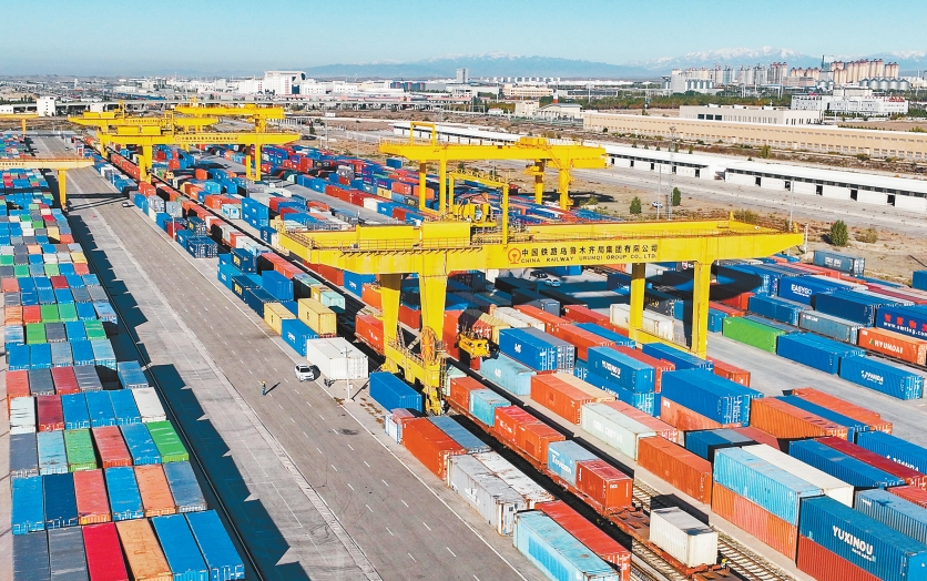 10月18日，新疆霍爾果斯鐵路口岸換裝場(chǎng)，龍門(mén)吊正在繁忙作業(yè)。記者 張錦輝 攝/視覺(jué)重慶