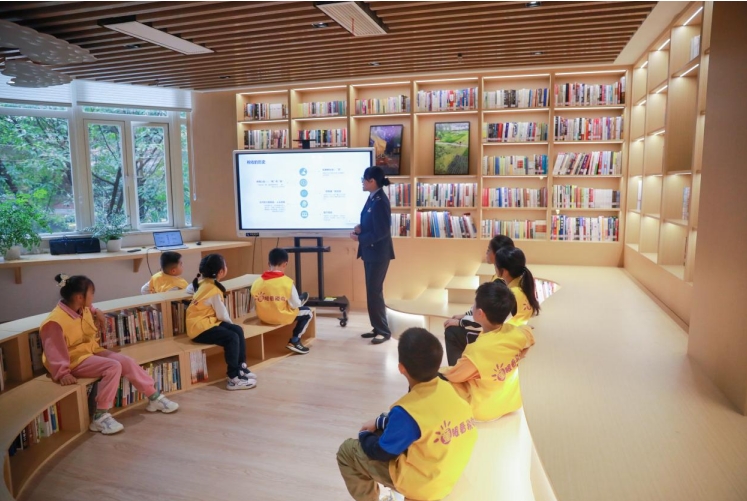 在沙坪壩區(qū)稅務局“沙稅紅”文化展廳，稅務人員正在講解稅收知識。何獻攝