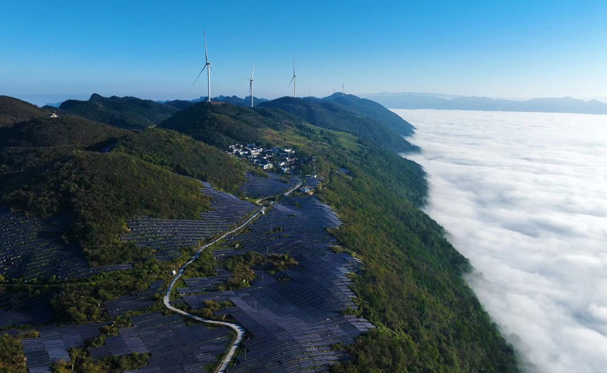 重慶市黔江區(qū)麒麟蓋光伏發(fā)電站群貌。楊敏攝