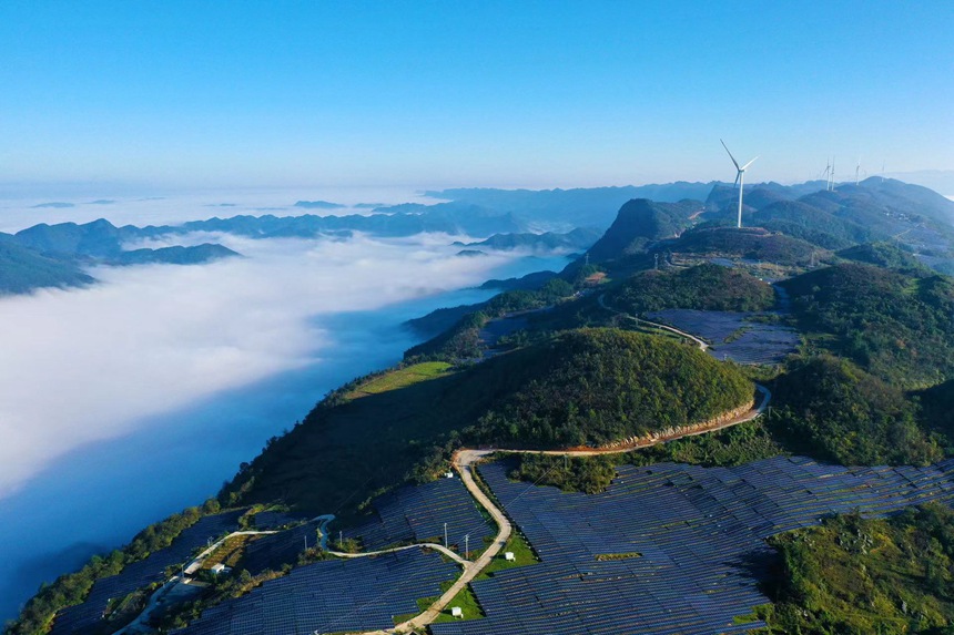 重慶市黔江區(qū)麒麟蓋光伏發(fā)電站群貌。楊敏攝