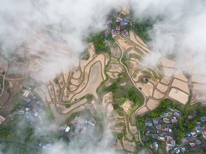 雨水充沛的為高標(biāo)準(zhǔn)農(nóng)田插秧創(chuàng)造了有利條件。冉孟軍攝