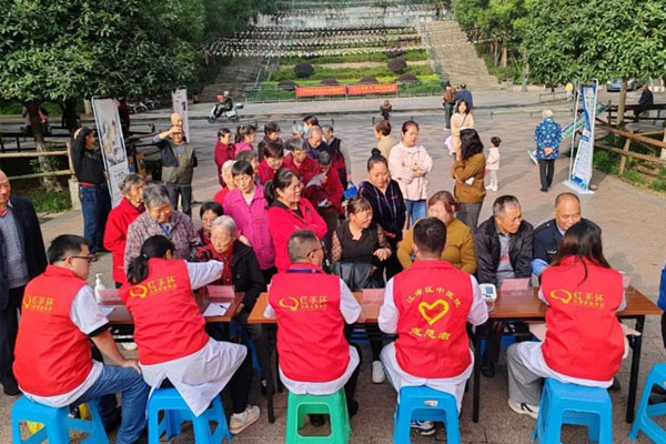 義診現(xiàn)場。江津區(qū)中醫(yī)院供圖