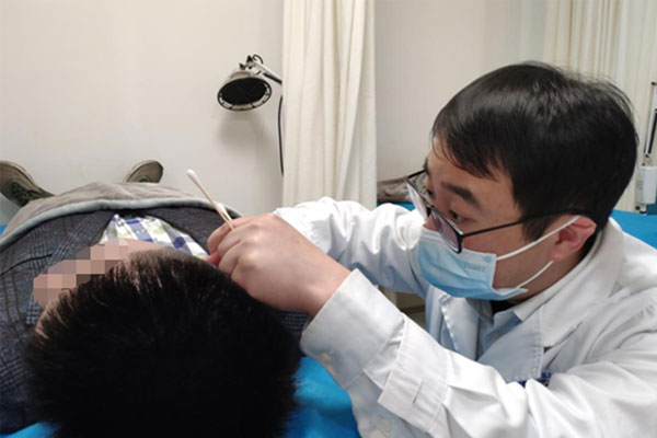 為患者治療。重慶仁品耳鼻喉醫(yī)院供圖