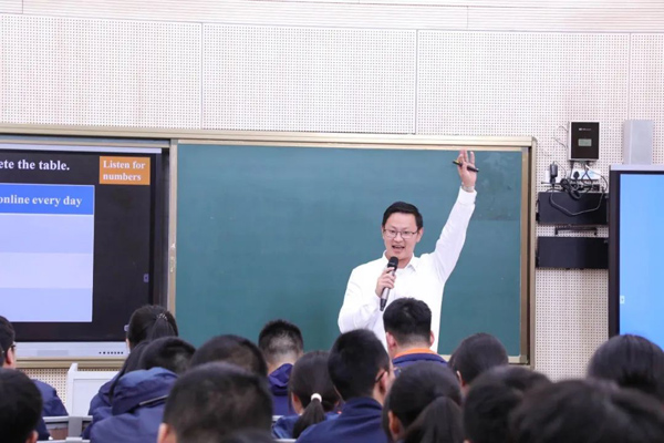 課堂觀(guān)摩。重慶市第一實(shí)驗(yàn)中學(xué)供圖