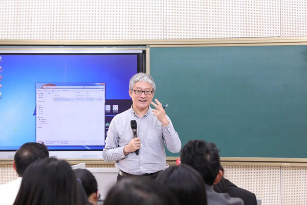 陳新忠點(diǎn)評(píng)。重慶市第一實(shí)驗(yàn)中學(xué)供圖