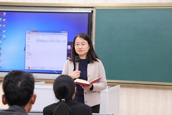 楊魯新點(diǎn)評(píng)。重慶市第一實(shí)驗(yàn)中學(xué)供圖