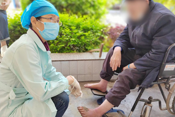 朱瓊察看患者傷口恢復(fù)情況。石柱縣人民醫(yī)院供圖