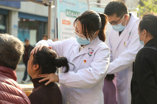 送醫(yī)送健康活動(dòng)。江津區(qū)中醫(yī)院供圖