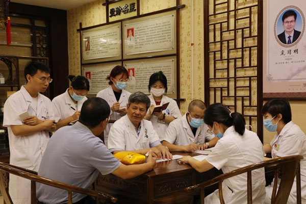 江津區(qū)中醫(yī)院全國(guó)名中醫(yī)龐國(guó)明為糖尿病患者開(kāi)展中醫(yī)藥特色診療服務(wù)。江津區(qū)中醫(yī)院供圖