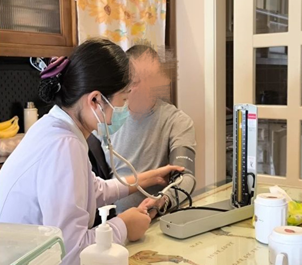 醫(yī)護(hù)人員為彭爺爺檢查身體。重慶道格骨科醫(yī)院供圖