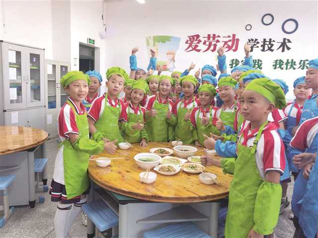 昕暉小學(xué)孩子在勞技課上為老師做午餐