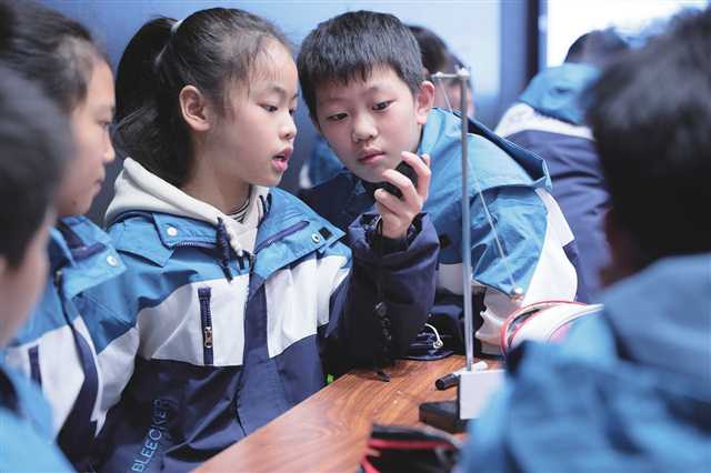 森林實驗小學(xué)學(xué)生在科學(xué)課上探究機(jī)械擺鐘的等時性原理