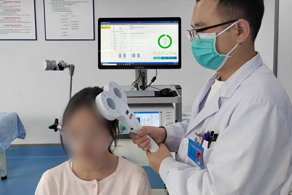 患者正在接受康復(fù)治療。石柱縣人民醫(yī)院供圖