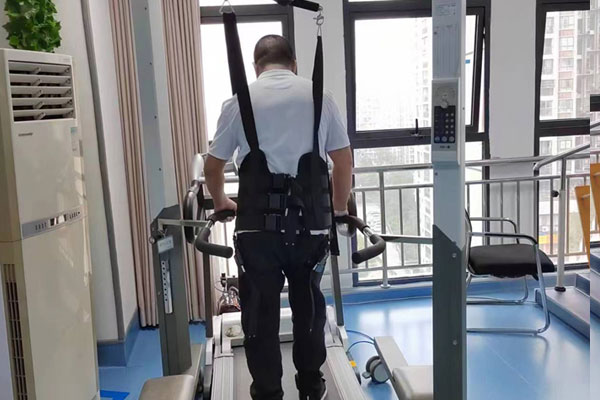 患者正在接受康復(fù)治療。石柱縣人民醫(yī)院供圖
