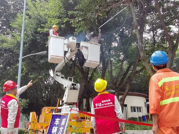 樹木修枝清理。國(guó)網(wǎng)重慶永川供電公司供圖