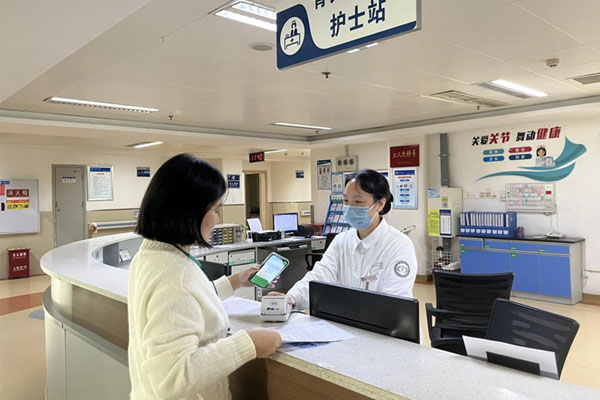 患者家屬在骨關(guān)節(jié)外科護(hù)士站辦理出院結(jié)算手續(xù)。重慶大學(xué)附屬江津醫(yī)院供圖