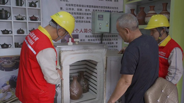 永川供電公司為企業(yè)檢查變壓器、配電柜等設(shè)備。國網(wǎng)重慶永川供電公司供圖