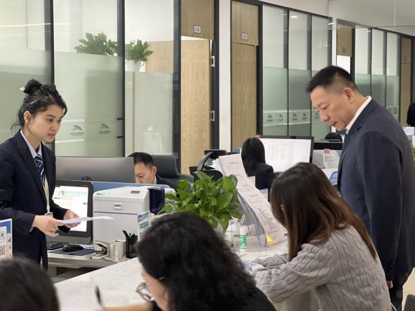 以辦事群眾“角色”檢視業(yè)務辦理。熊迪攝