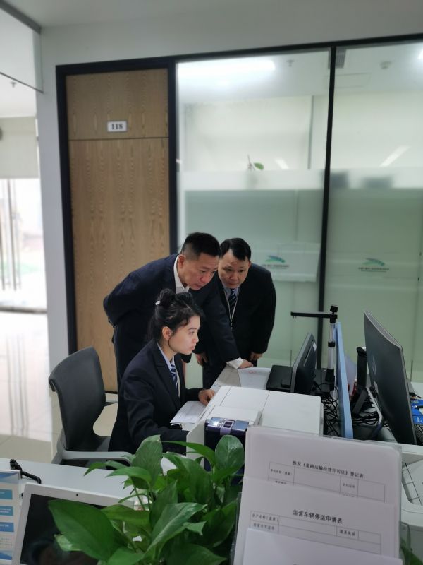 以工作人員身份查驗業(yè)務流程。熊迪攝