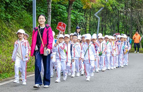 徒步挑戰(zhàn)賽現(xiàn)場。巴蜀藍(lán)湖郡小學(xué)供圖