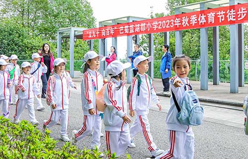 徒步挑戰(zhàn)賽現(xiàn)場。巴蜀藍(lán)湖郡小學(xué)供圖