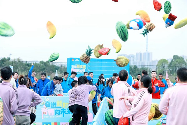 彩虹映萬家。重慶軌道集團團委供圖