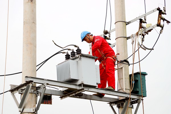 工作人員進(jìn)行電力線路遷改作業(yè)。國(guó)網(wǎng)重慶永川供電公司供圖