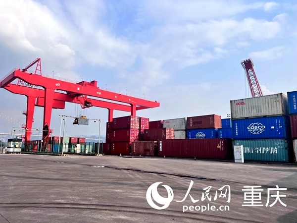 重慶化工碼頭。人民網(wǎng)記者 馮文彥攝