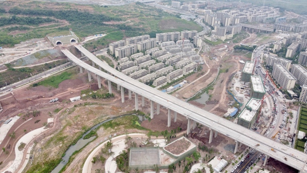 重慶空港新城項(xiàng)目中央公園西路北拓段道路工程全線貫通。項(xiàng)目部供圖