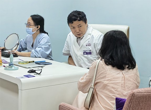 看診中。重慶美萊整形美容醫(yī)院供圖