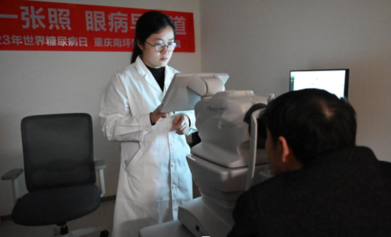 運用AI智能眼底相機為患者檢查眼底情況。重慶南坪愛爾眼科醫(yī)院供圖