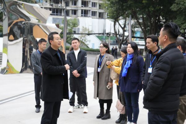考察團在五洲書店考察。九龍坡融媒體中心供圖