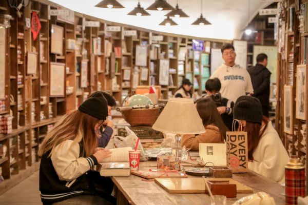 市民在軍哥書屋看書閱讀。九龍坡融媒體中心供圖