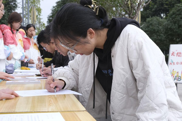 填寫(xiě)獻(xiàn)血登記表。劉林杰攝