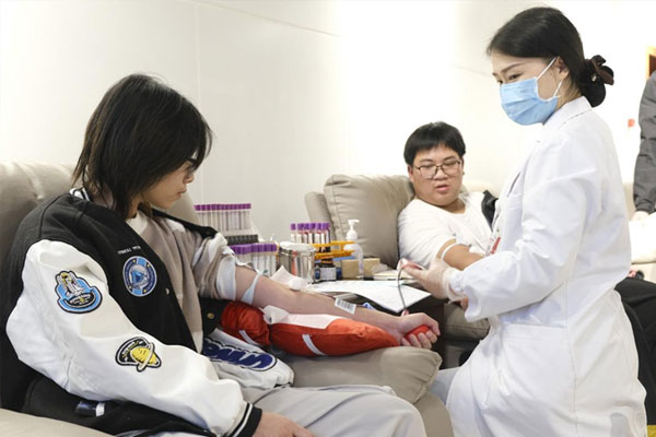 學(xué)生參與無(wú)償獻(xiàn)血。劉林杰攝
