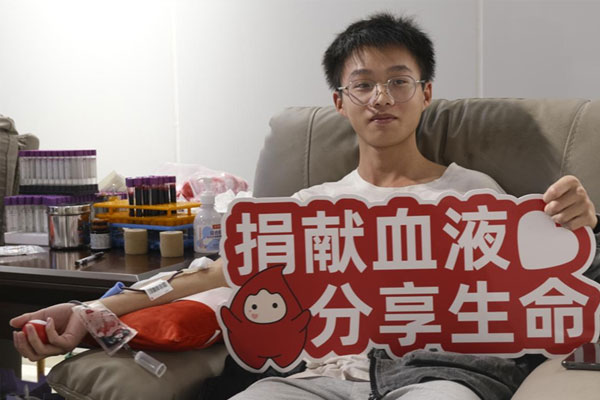 學(xué)生參與無(wú)償獻(xiàn)血。劉林杰攝