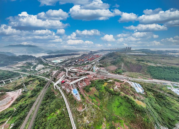 渝長復(fù)線連接道項目建設(shè)現(xiàn)場。楊曜齊攝