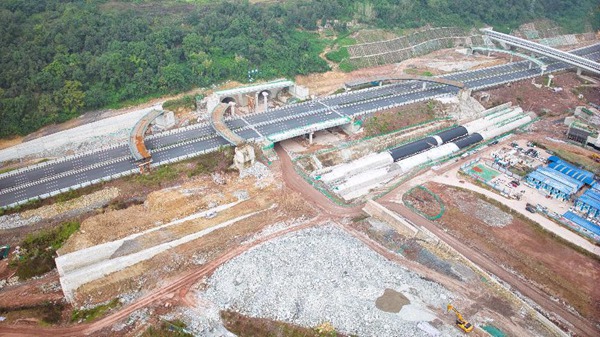 渝長復(fù)線連接道項目建設(shè)現(xiàn)場。楊曜齊攝