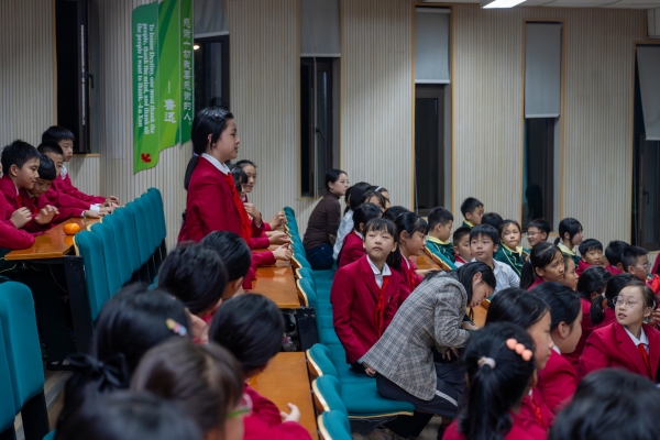學(xué)生在主題課上積極提問。藍(lán)渝凱攝