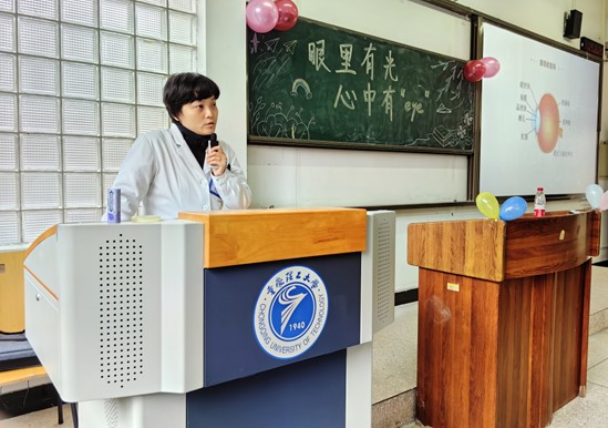 唐甜進(jìn)行眼健康科普講座。重慶普瑞眼科醫(yī)院供圖
