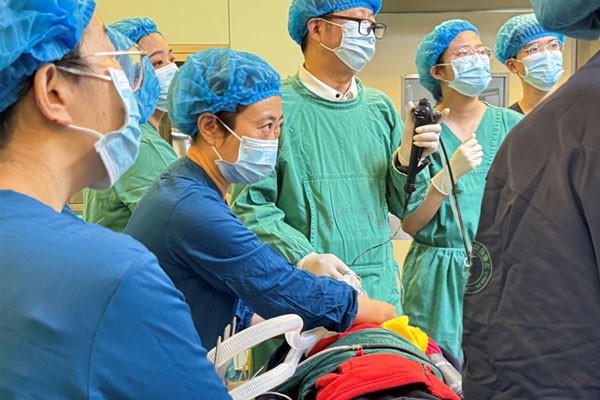 為患兒實(shí)施手術(shù)。璧山區(qū)婦幼保健院供圖
