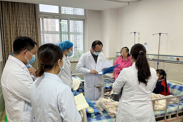 李渠北查看患兒恢復(fù)情況。璧山區(qū)婦幼保健院供圖