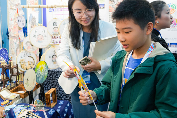 皮影展示。新村實驗小學(xué)教育集團供圖