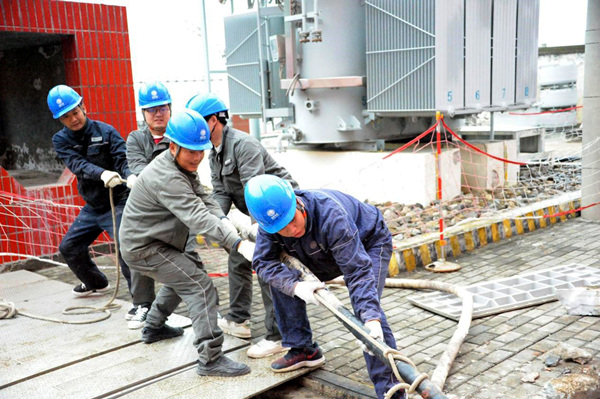 國(guó)網(wǎng)重慶奉節(jié)供電公司供電員工將電纜拖出舊開(kāi)關(guān)柜。楊崳杰攝