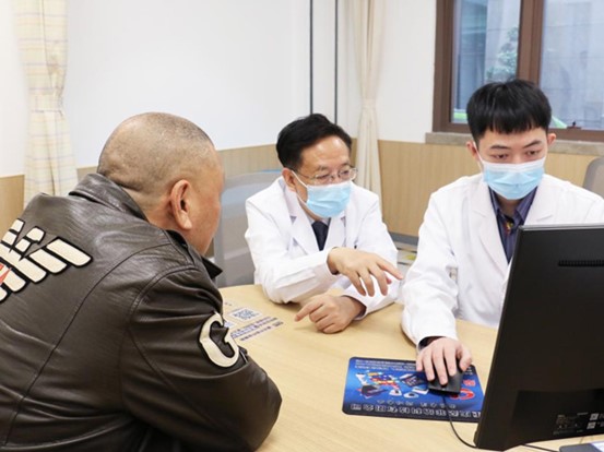 薛奇（左二）為患者講解病情。重慶西區(qū)醫(yī)院供圖