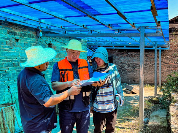 《細(xì)致入微下現(xiàn)場》。9月6日，南川區(qū)地環(huán)站朱剛、駐守工程師張全（107市政公司）、石蓮鎮(zhèn)規(guī)資所蒲俊波一起來到茍樹屋基滑坡避險搬遷現(xiàn)場開展驗收工作，確保項目能達(dá)標(biāo)交付，確保群眾利益。張旭攝