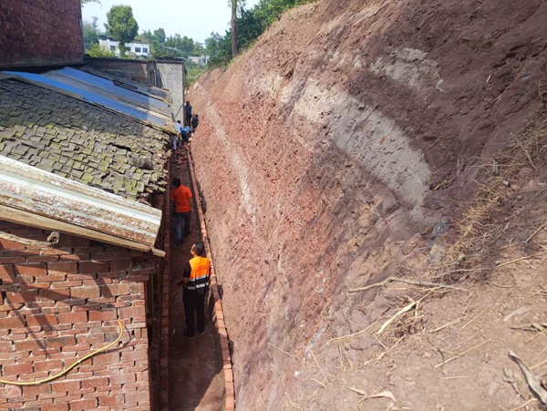 《現(xiàn)場指導(dǎo)》。9月19日，永川區(qū)局聯(lián)合駐守地質(zhì)專家，來到青峰鎮(zhèn)凌閣堂村鄧崇金屋后崩塌排危除險(xiǎn)項(xiàng)目施工現(xiàn)場，查看項(xiàng)目施工開展情況，確保切實(shí)保障受威脅群眾生命財(cái)產(chǎn)安全。黃捷攝