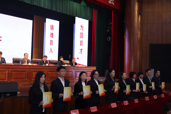 重慶市首屆普通中小學(xué)班主任工作室共同體簽約。曾英豪攝