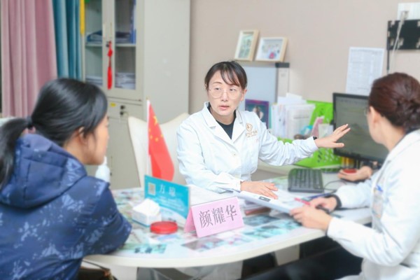 顏耀華坐診。重慶安琪兒婦產(chǎn)醫(yī)院供圖